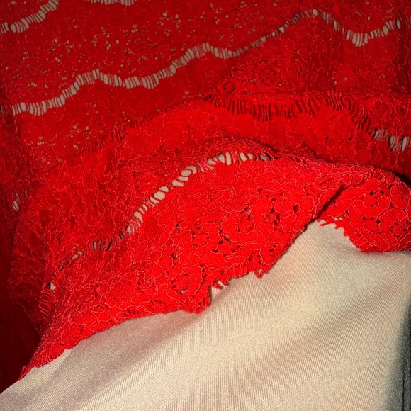 Red lace crop top with flared sleeve - Picture 4 of 4